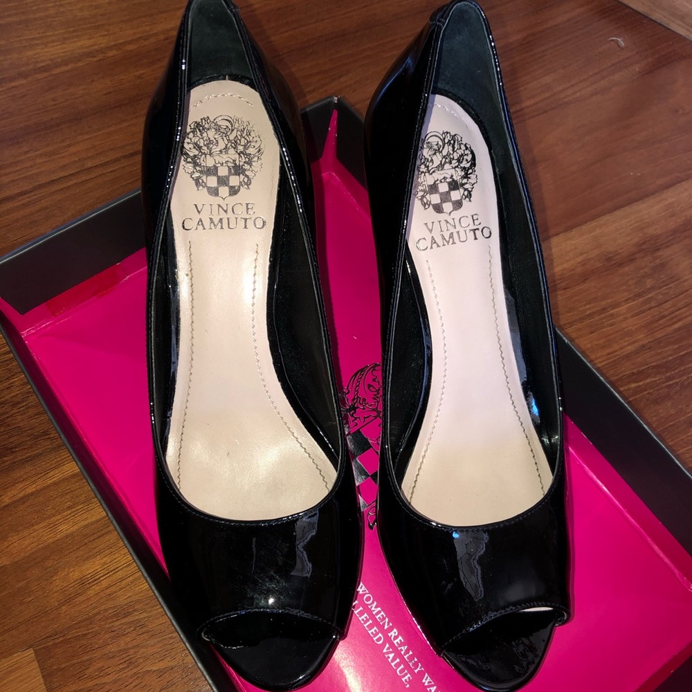 VINCE COMUTO Peep Toe Pumps